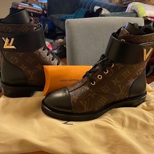 LOUIS VUITTON WONDERLAND FLAT RANGER BOOT